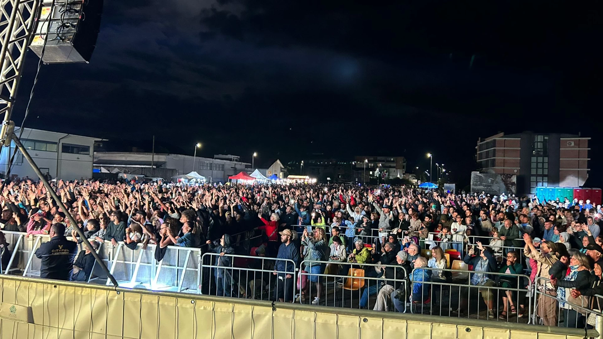 Castel Di Sangro: Clementino fa ballare la città. In diecimila per il concerto del rapper campano in Alto Sangro. Ieri sera lo spettacolo